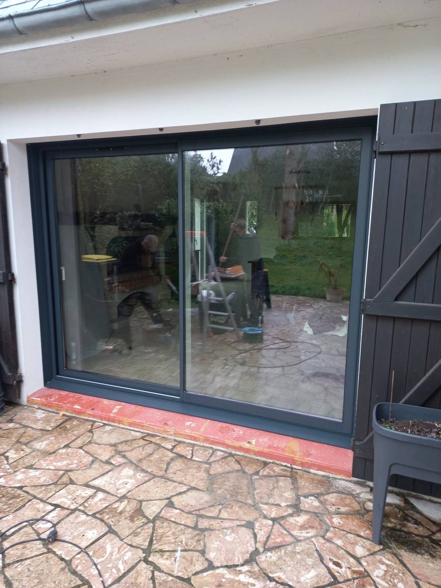 Installation d'une baie coulissante 2 vantaux en alu gris foncé sur-mesure, pour une maison à Harfleur (76)