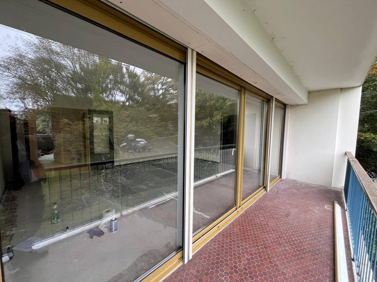 Remplacement de baies coulissantes dans une résidence à Sainte-Adresse : baies vitrées en alu extérieur or et intérieur blanc