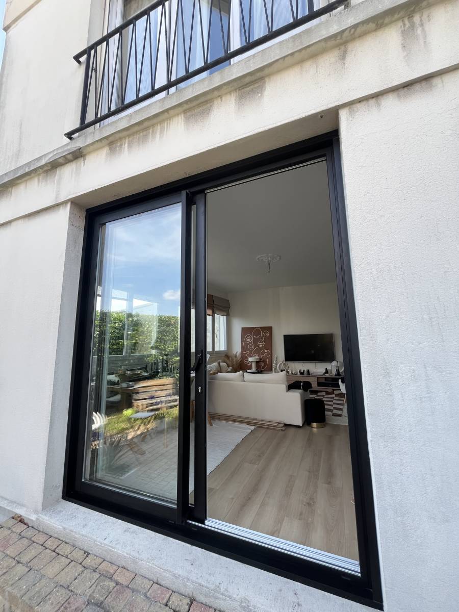Pose d'une baie coulissante en alu noire à l'extérieur et blanche à l'intérieur pour une maison à Harfleur