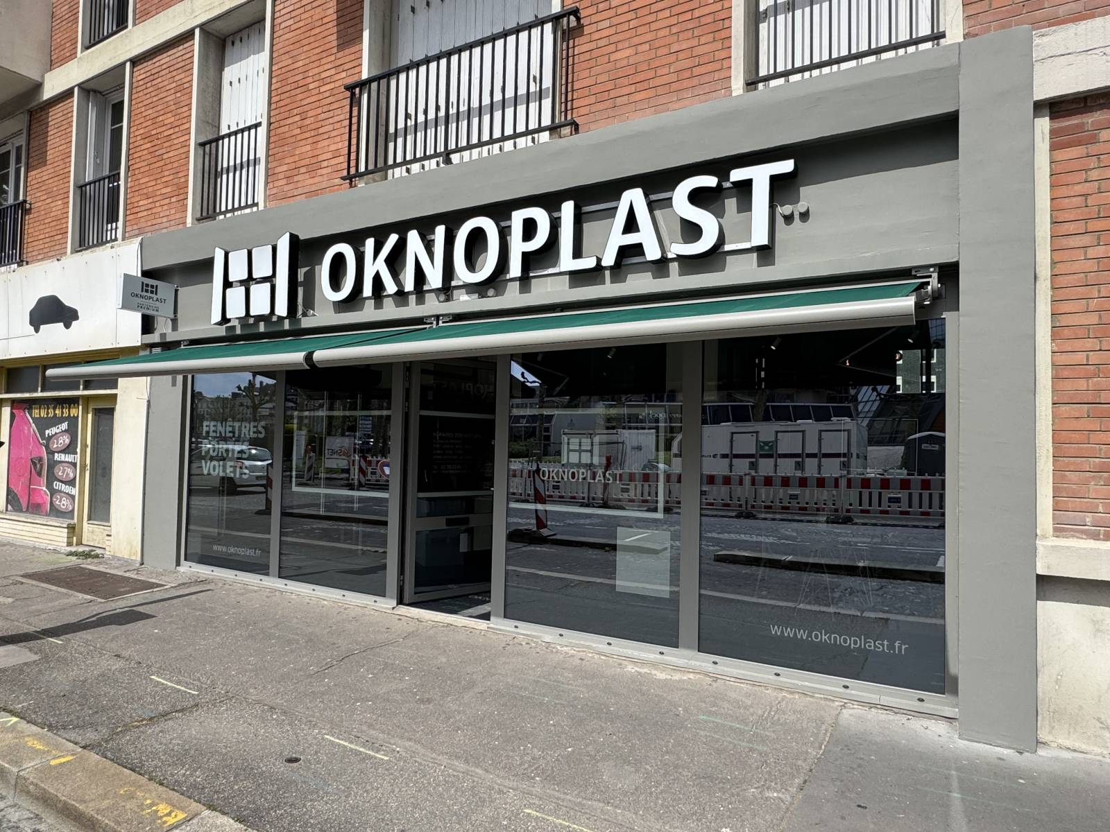 Rénovation de notre vitrine de magasin : une belle vitrine en alu gris clair en double vitrage retardateur d'effraction et porte sécurisée au Havre centre-ville