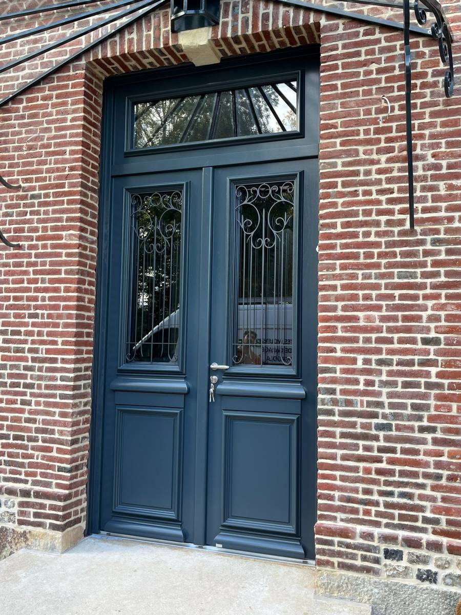 Installateur de portes d'entrée traditionnelles à l'ancienne, en aluminium de chez Bel'M personnalisables près de Saint-Romain-de-Colbosc