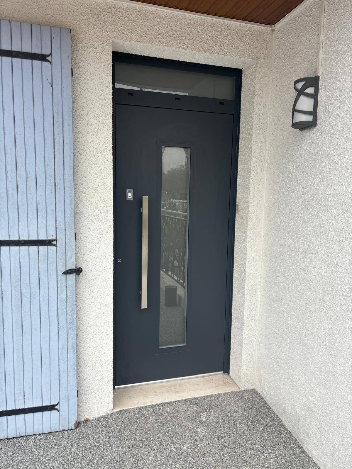 Porte d'entrée design grise avec grande poignée - porte moderne, élégante et luxe 