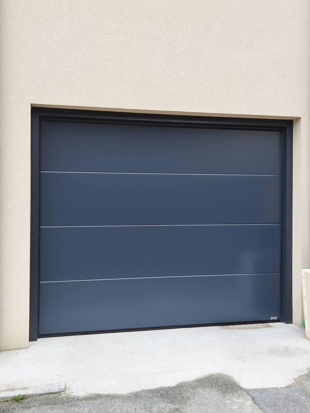 Installation d'une porte de garage design épuré grise RAL 7016 pour une maison neuve au Havre Sanvic