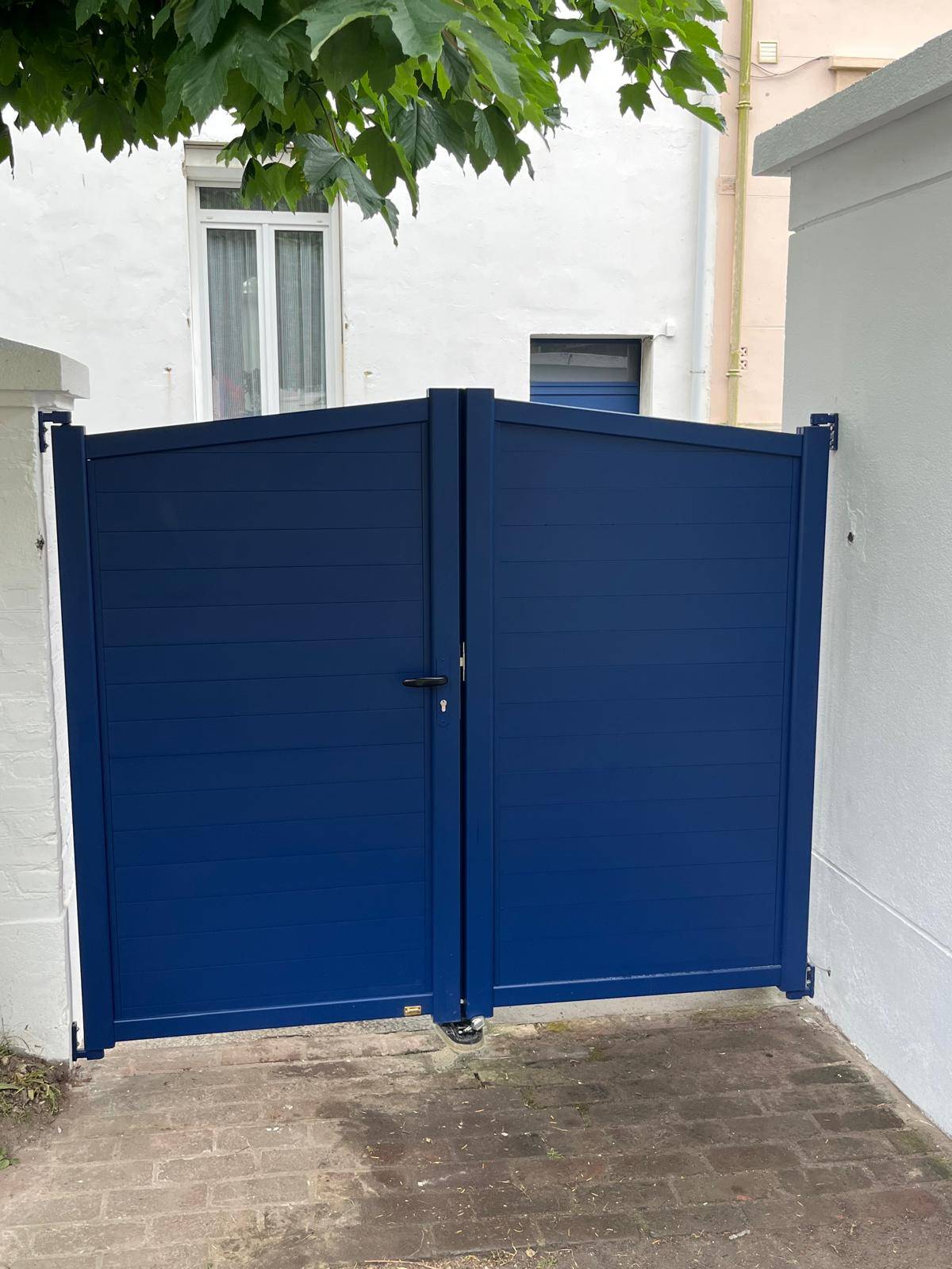 Pose d'un petit portail étroit en alu bleu, pour une petite allée de garage à Sainte-Adresse (76310)