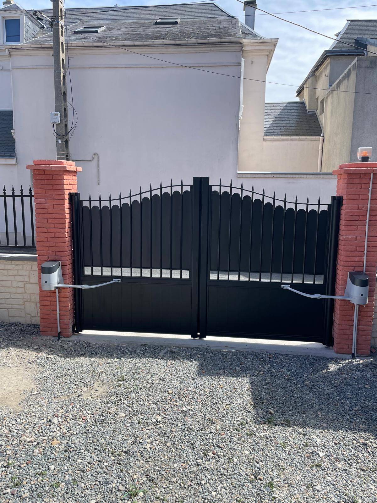 Pose d'un portail à l'ancienne motorisé en aluminium noir style fer forgé à Le Havre quartier Saint Vincent (76600)