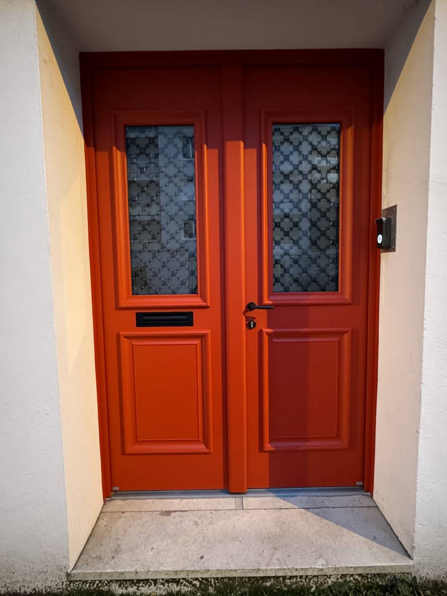 Installation d'une porte d'entrée vintage 2 vantaux Bel