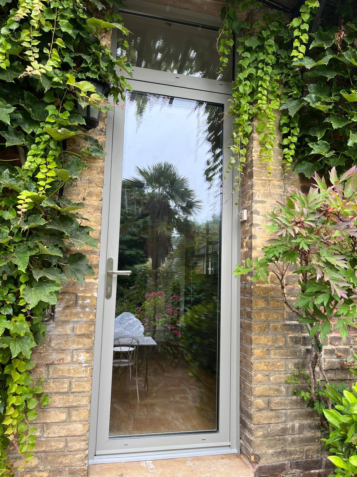 porte d'entrée vitrée gris clair en alu