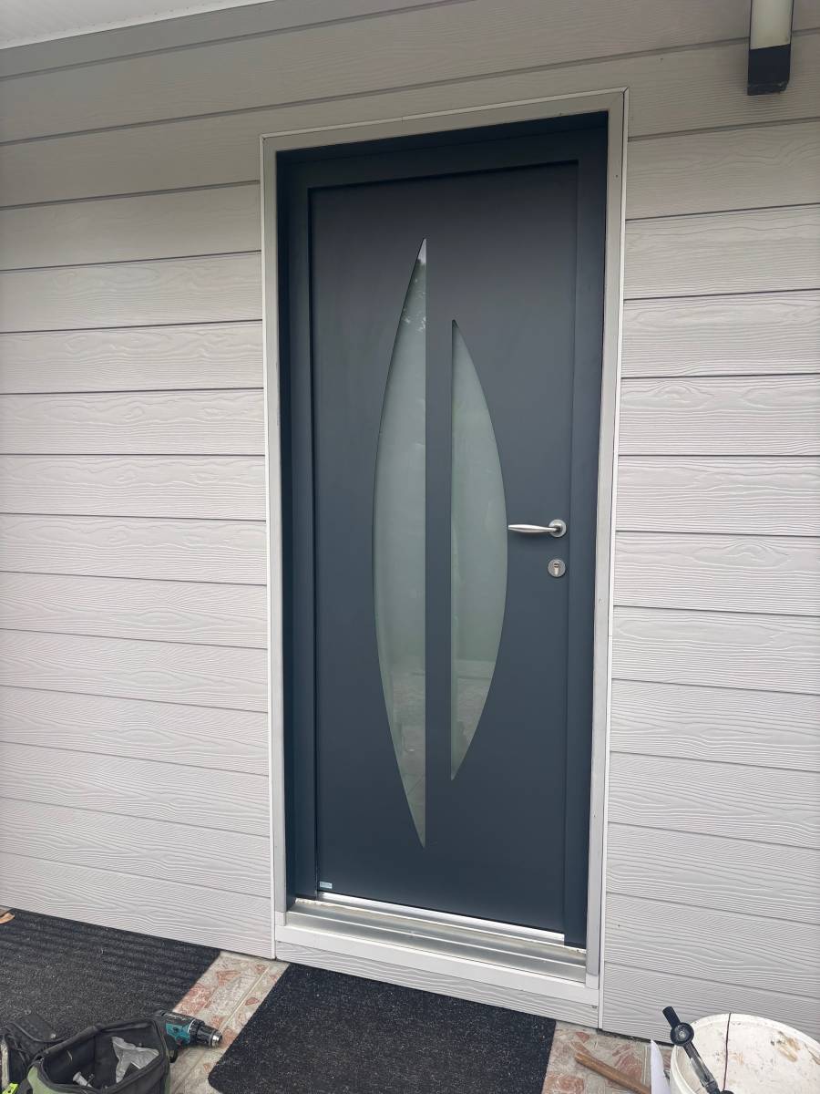 Pose d'une porte d'entrée en aluminium gris avec motif central design sur-mesure en verre dépoli à Sainte-Adresse (76310)