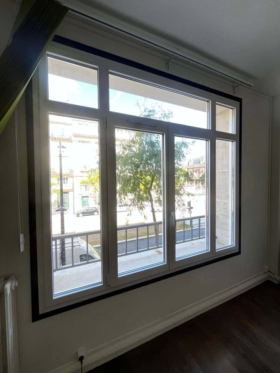 Pose d'une grande fenêtre PVC 2 vantaux sur-mesure avec impostes fixes au Havre, boulevard de Strasbourg