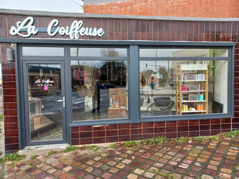 Remplacement d'une vitrine de commerce avec porte d'entrée sécurisée pour un salon de coiffure, au Havre (76620)