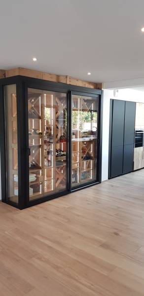Fabrication de cave à vins vitrée sur-mesure, à Rouen