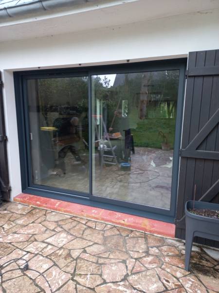Installation d'une baie coulissante 2 vantaux en alu gris foncé sur-mesure, pour une maison à Harfleur (76)