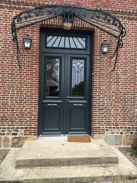 Porte d'entrée vintage noire avec marquise fer forgé noir - style ancien 