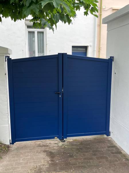 Pose d'un petit portail étroit en alu bleu, pour une petite allée de garage à Sainte-Adresse (76310)