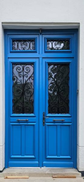 Pose d'une grande porte d'entrée double vantaux en bois bleu de chez Bel'M, intérieur blanc, avec parties vitrées et impostes à Honfleur (14)
