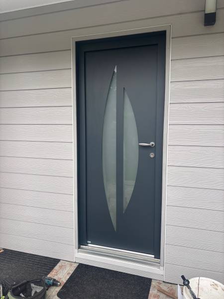 Pose d'une porte d'entrée en aluminium gris avec motif central design sur-mesure en verre dépoli à Sainte-Adresse (76310)