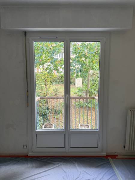 Installation d'une porte-fenêtre en PVC blanc pour un appartement en résidence au Havre (76610)