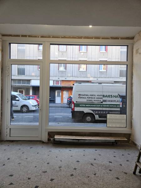 Changement de vitrine de commerce en PVC blanc au meilleur prix dans le cadre d'une rénovation complète au Havre (76600)