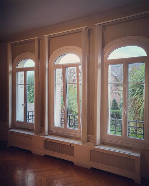 Remplacement de fenêtres sur-mesure blanches avec partie arrondie et système de fermeture à l'ancienne, pour une maison de maître au Havre (76)