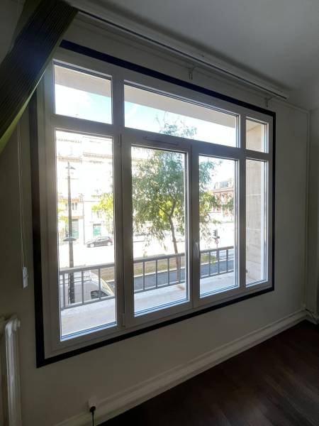 Pose d'une grande fenêtre PVC 2 vantaux sur-mesure avec impostes fixes au Havre, boulevard de Strasbourg
