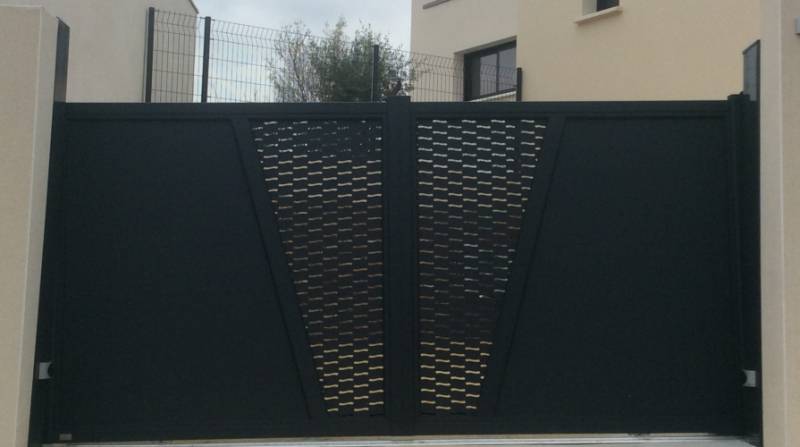 portail noir mixte perforé et plein de chez Distral - Mirage