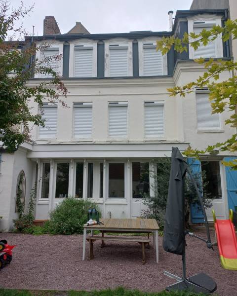 Volets solaires autonomes sans panneau solaire, sur une maison au Havre